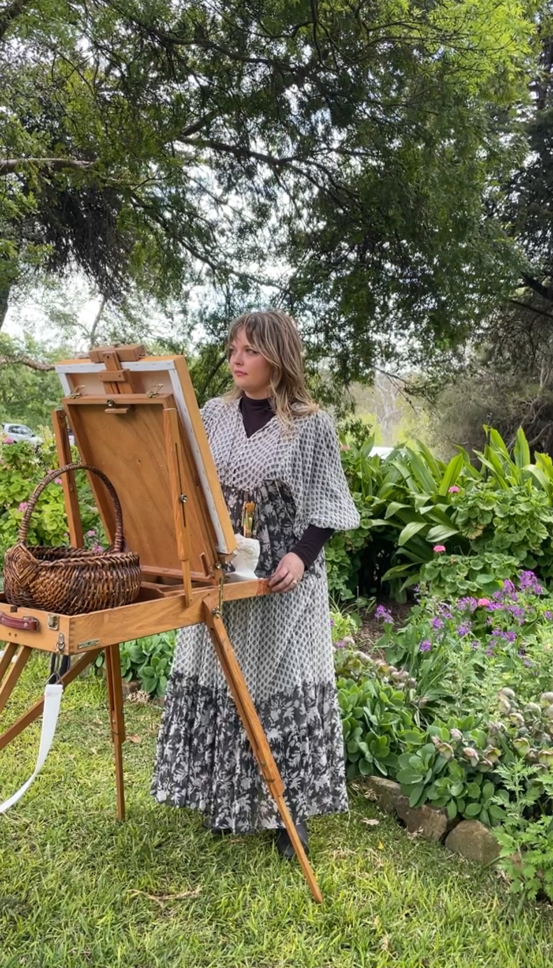 Charlotte painting live at wedding at Al Ru farm in the Adelaide Hills